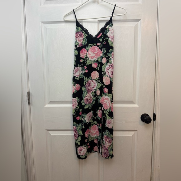 Stitch & Pine Dresses & Skirts - Stitch & Pine Floral Midi Dress with Lace Detail